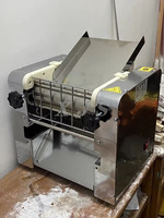 Machine à laminage de pâte électrique automatique pour boulangerie, avec rouleau de pressage pour aplatir le croissant, le pain, la pizza et la pâtisserie, et pétrin