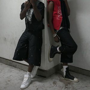 Shorts Anchos <span class=keywords><strong>de</strong></span> Mezclilla para Hombre, Estilo Y2K, con <span class=keywords><strong>Remaches</strong></span> Plateados, Bolsillos, Cadena <span class=keywords><strong>de</strong></span> Doble Anillo en la Parte Trasera, Hebilla Decorativa, Diseño <span class=keywords><strong>de</strong></span> Pierna Ancha, Venta al Por Mayor - Product Image 4