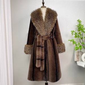 Cappotto Invernale Caldo in Finta Pelliccia di Visone Leopardato per Donna, Stile Lussuoso a Coda di Rondine, Cappotto Lungo in Finta Pelliccia di Visone - Product Image 1