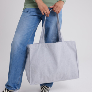 Bolsa de compras de tela reciclada Planet para uso diario en compras, viajes y almacenamiento, que ofrece fácil manejo y larga duración. - Product Image 5