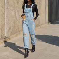 Salopette en jean bleu clair délavé pour femme, coupe ample, style cargo