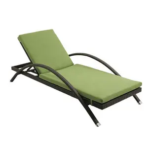 价格便宜的户外简单家具金属框架藤制太阳椅泳池甲板