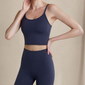 Conjunto de yoga de tres piezas rosa liso con cremallera, cuello alto, camisola, chaqueta, pantalones acampanados, antiarrugas, cintura alta y almohadillas para el busto. - Product Image 4