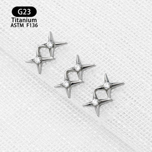 Pendientes <span class=keywords><strong>de</strong></span> <span class=keywords><strong>Titanio</strong></span> F136 ASTM con Zirconia Cúbica, Diseño Vintage <span class=keywords><strong>de</strong></span> Doble Estrella <span class=keywords><strong>de</strong></span> Cuatro Puntas <span class=keywords><strong>para</strong></span> Piercing Corporal, Regalo - Product Image 1