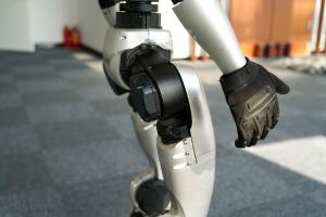 Robot humanoï<span class=keywords><strong>de</strong></span> Unitree Robotics G1 : Flexibilité supérieure à celle des humains normaux, capable d'imiter et <span class=keywords><strong>de</strong></span> renforcer <span class=keywords><strong>l</strong></span>'impulsion <span class=keywords><strong>de</strong></span> <span class=keywords><strong>l</strong></span>'apprentissage - Product Image 4