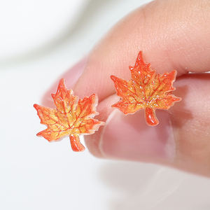 Nouvelles boucles d'oreilles et clips d'oreille en forme de feuille d'érable <span class=keywords><strong>orange</strong></span> en résine minimaliste <span class=keywords><strong>sans</strong></span> trous d'oreille - Product Image 4