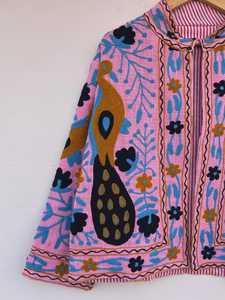 เสื้อแจ็คเก็ตผ้าฝ้ายปักลายสัตว์นกยูงสีชมพู ระบายอากาศได้ดี สไตล์ซูซานี สีสันสดใส โบโฮ ดัสเตอร์ ของขวัญสำหรับเธอ เสื้อคลุมผู้หญิง - Product Image 6