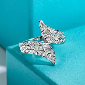 Anello Ali d'Angelo per Donne, Design Metallico Lucido e Fantasioso, Regolabile, Gioiello Elegante per Uso Quotidiano - Product Image 6