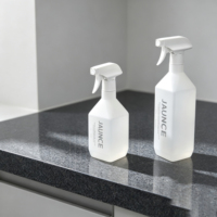 Bouteille pulvérisateur carrée en PE de 300 ml et 500 ml avec bouchon à clapet, sérigraphie, buse rotative à 360°, mode jet fin, multi-usages