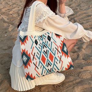 Sac à main pour femme en crochet de style ethnique - Motif géométrique pour les sorties estivales à la mode - Product Image 6