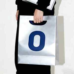 Sacchetto di Carta con Manico Fustellato, Stampa Logo Personalizzata, Confezione per Vendita al Dettaglio con Finitura in Lamina Argento per Abbigliamento, Vestiti, Felpe, Imballaggio Esterno - Product Image 1