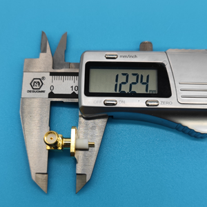 Conector SMA de brida cuadrada de cuatro orificios con pasador redondo o plano para montaje en PCB - Product Image 2