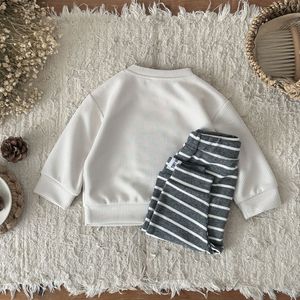 Conjunto Infantil Personalizado de Alta Calidad en Poliéster Suave, Camiseta con Cuello Redondo y Pantalones Deportivos a Rayas, Ropa de Dos Piezas para Bebé - Product Image 5