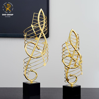 Décoration d'intérieur, sculpture en métal dorée de clé de sol de luxe avec base en marbre noir, sculpture de note de musique