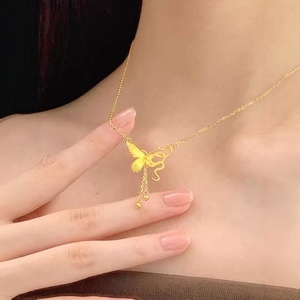 Collana con Ciondolo a Farfalla e Serpente in Acciaio Inossidabile, Design Elegante e Lussuoso, Gioiello Romantico di Alta Gamma - Product Image 5