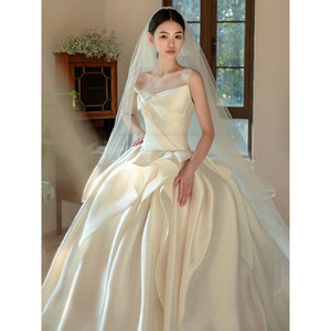 Robe de mariée en satin - Product Image 1