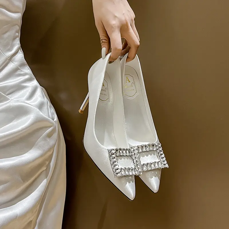 Frauen Seide Satin spitzen Zehen High Heel Pumps Damen Hochzeits schuhe Kristall flache Kleid Schuhe für Braut Brautjungfer