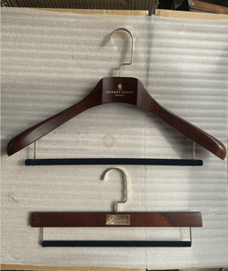Cintres en bois marron personnalisés avec logo, cintres de luxe à épaules larges pour costumes et pantalons avec barre antidérapante floquée - Product Image 5