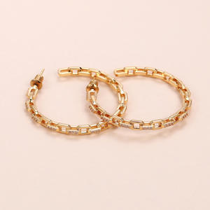 Orecchini a Cerchio con Catena Placcata Oro e Cristalli Incastonati, Gioielli di Tendenza per Feste, Accessorio Unisex - Product Image 5