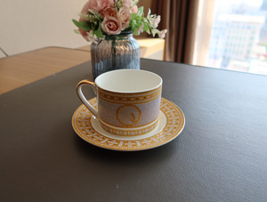Juego de Platos de Porcelana China al por Mayor, Diseño Redondo Dorado, Plato de Presentación de Cerámica - Product Image 3
