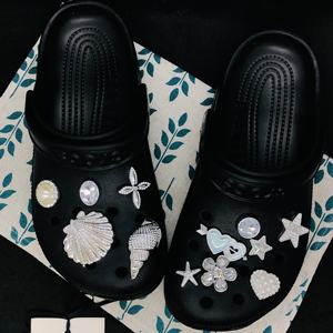 Accessoires de décoration pour chaussures DIY, lot de 10 breloques en plastique brillant argenté en forme de coquillage pour <span class=keywords><strong>sabots</strong></span> <span class=keywords><strong>Crocs</strong></span> - Product Image 1
