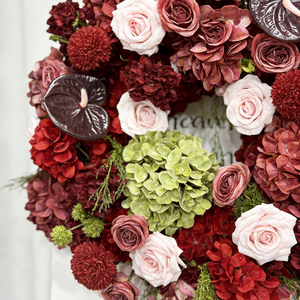 Decoración de Fondo para Boda con Flores Artificiales Modernas de Seda Suave Realista en Color Borgoña y Verde, con Rosas y Hortensias - Product Image 4