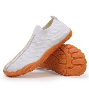 Chaussures de marche Fly Knit à semelle en caoutchouc, faciles à enfiler, respirantes, toutes saisons, couleur unie, bout fermé, doublure en maille - Product Image 1