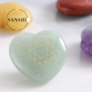 Piatto a Forma di Cuore Lucidato con Incisione di Simboli Reiki, <span class=keywords><strong>Set</strong></span> di 7 Pietre <span class=keywords><strong>Chakra</strong></span> per Yoga ed Energia, Cristalli Curativi con Simboli <span class=keywords><strong>Chakra</strong></span> Incisi - Product Image 2