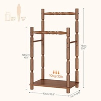 Échelle industrielle autoportante à double niveau avec pieds en bois, barres porte-serviettes et crochets, et boîte à mouchoirs