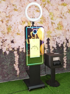 Cabine Fotográfica Espelho Selfie Inteligente Preta de 21,5 polegadas com Tela Sensível ao Toque, Impressora e Câmera - Product Image 2