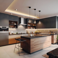 Mobili da cucina moderni minimalisti senza maniglie in legno di quercia caldo BALOM con isola in pietra nera marmorizzata e illuminazione a LED