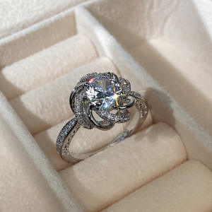 F1386 Anello da Donna in Oro Bianco con Diamante Taglio Brillante Rotondo Colore G Naturale Gioiello di Fidanzamento con Diamanti Laterali - Product Image 4