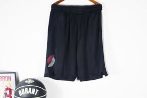 Short athlétique Trail Blazers | Short de <span class=keywords><strong>basket</strong></span>-ball en polyester à séchage rapide qui évacue l'humidité - Product Image 3