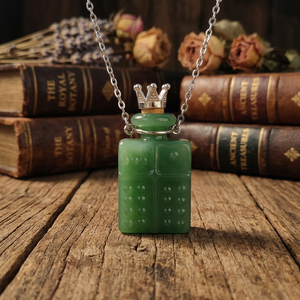 Pendentif flacon de parfum en jade vert avec couronne, chaîne plaquée argent, collier vintage unisexe - Product Image 3