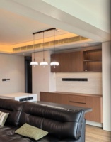Meuble bar sur mesure, avec porte-verres, tiroirs et base flottante, et éclairage LED dissimulé