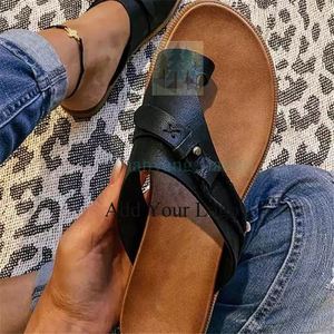 Nouvelle tendance en <span class=keywords><strong>cuir</strong></span> Pu pour femmes Toe Clip Casual Slides Pantoufles Marche Sandales plates - Product Image 1