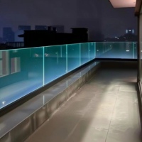 Système de balustrade en verre sans cadre avec profilé en U en acier inoxydable et aluminium, à fixation au sol par LED, pour balcon de villa, terrasse extérieure