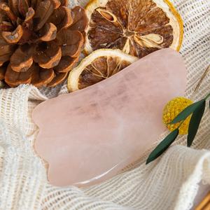 Placa de massagem facial artesanal brilhante, ferramenta de massagem em forma de coração, pedra de quartzo rosa Gua Sha, ideal para uso em pedras - Product Image 6