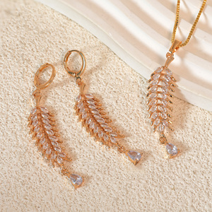 Parure de <span class=keywords><strong>bijoux</strong></span> indienne plaquée or 18 carats avec zircone cubique motif épi de blé, comprenant des boucles d'oreilles pendantes à longues pampilles et un collier pendentif goutte d'eau - Product Image 3