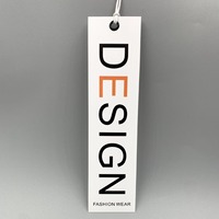 Étiquettes suspendues personnalisées minimalistes en papier blanc avec cordon noir, étiquettes de vêtements imprimées avec logo personnalisé en gros pour les marques de mode