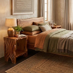 Une table d'appoint de style tronc d'arbre avec une étagère de rangement ouverte, alliant le charme rustique naturel à une élégance fonctionnelle. - Product Image 2