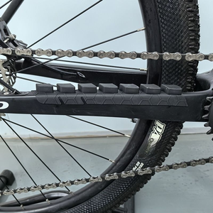 Protecteur <span class=keywords><strong>de</strong></span> chaîne <span class=keywords><strong>de</strong></span> vélo en silicone auto-adhésif, anti-rayures, avec coussin d'air, longueur adaptable pour <span class=keywords><strong>VTT</strong></span> et vélo <span class=keywords><strong>de</strong></span> route - Product Image 6