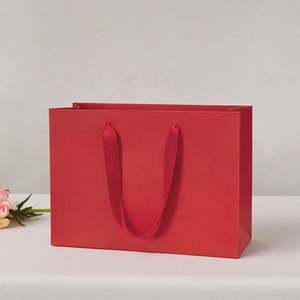 Sacs en papier mat de luxe personnalisés avec logo et poignées en ruban, couleur sur mesure pour boutiques de vêtements et cadeaux - Product Image 3