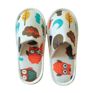 شباشب أطفال محمولة فاخرة من القطن والكتان بتصميم كرتوني لغرفة العائلة، شباشب فندقية يمكن التخلص منها، مضادة للانزلاق بقاعدة سميكة لرياض الأطفال - Product Image 2