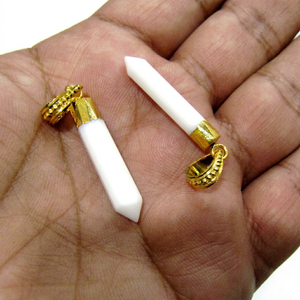 Charmes pointus en forme de crayon en calcédoine blanche, 30 à 40 mm, plaqués or - Product Image 1