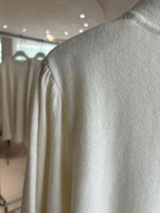 Suéter de punto de lana de Cachemira blanca exquisita para mujer, transpirable con botones chinos tradicionales, suavidad lujosa frontal - Product Image 6