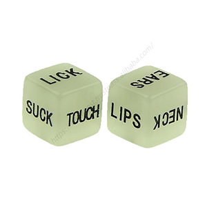 ชุดลูกเต๋าแกะสลักลายคู่รักเรืองแสง16มม. 2ชิ้นสำหรับวันวาเลนไทน์งานแต่งงานคืนครบรอบ - Product Image 3