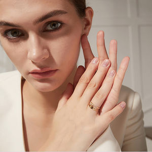 Vente en gros de bagues fines en acier inoxydable plaqué or 18 carats, minimalistes, fines, à superposer, bijoux pour femmes - Product Image 6