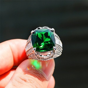 Anello dal Design Classico di Colore Verde, Elegante Anello da Dito per Donne - Product Image 3