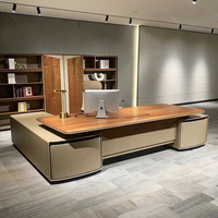 Bureau de direction professionnel avec une large surface de travail, des rangements latéraux et un design de bureau minimaliste